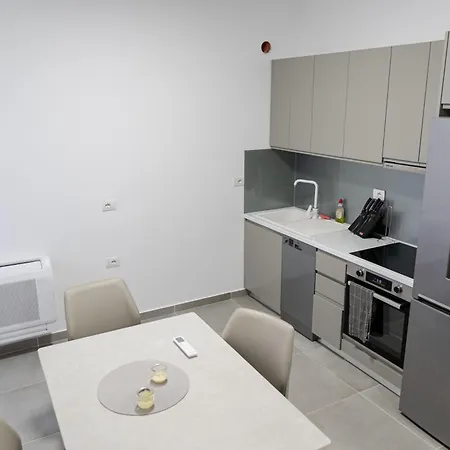 Crystal Radhime Vlorë